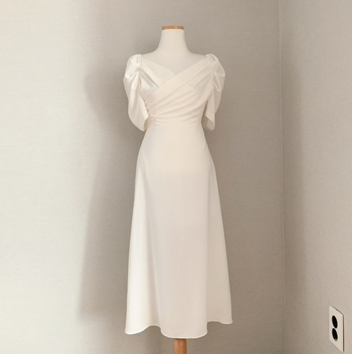 [Korean Style] Sinéad Slim Fit Puff Sleeve Wrap Dress
