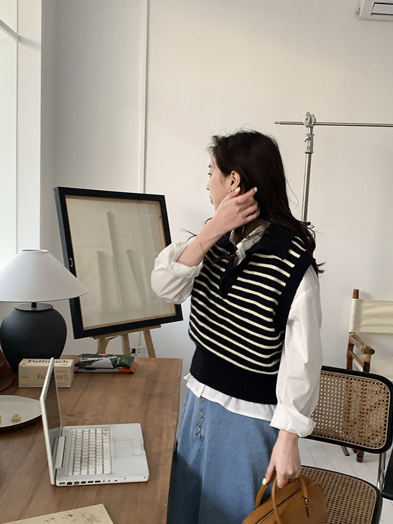 [Korean Style] Turn-Down Collar Striped Cropped Knit Vest