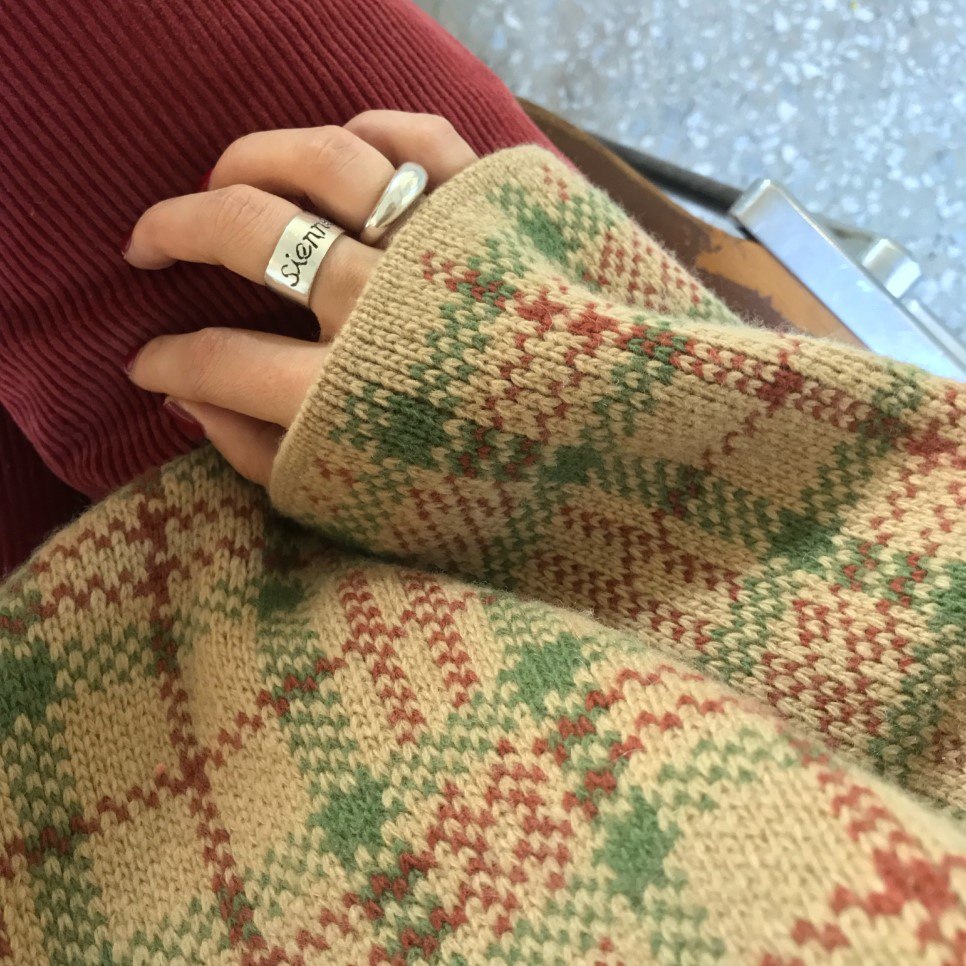 [Korean Style] Niki Plaid Pattern Round Neck Knit